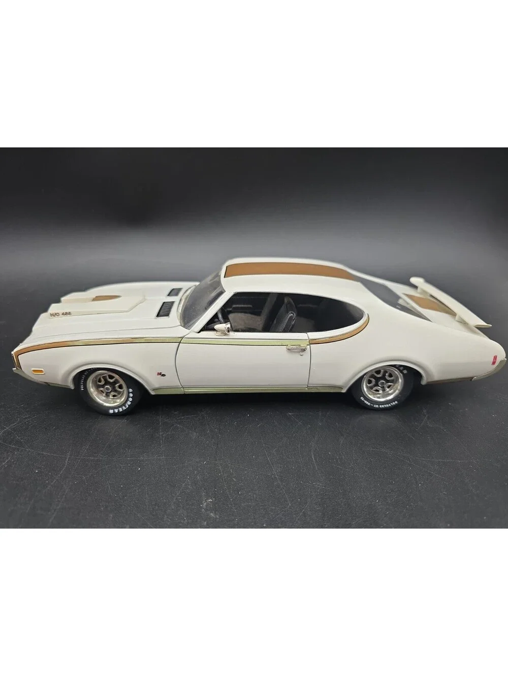 1/18 1969 Oldsmobile 442 Hurst Edition H/O 455 White By ERTL No Box